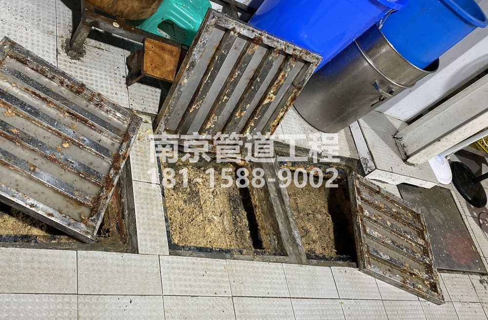 278湖南路城管中队食堂隔油池清理